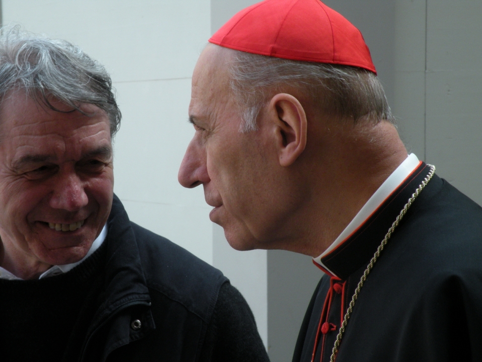 La Santa Sindone - Il Cardinal Poletto si intrattiene con i pellegrini_14.JPG